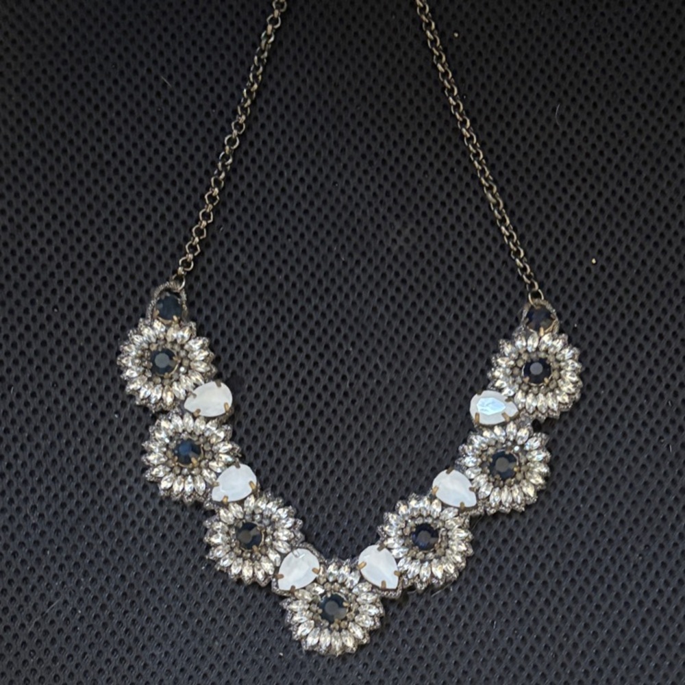Chic Floral Silver Necklace
